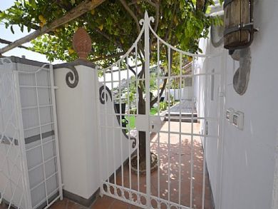 Private villa sleeps 6 in Praiano with pool by the Sea